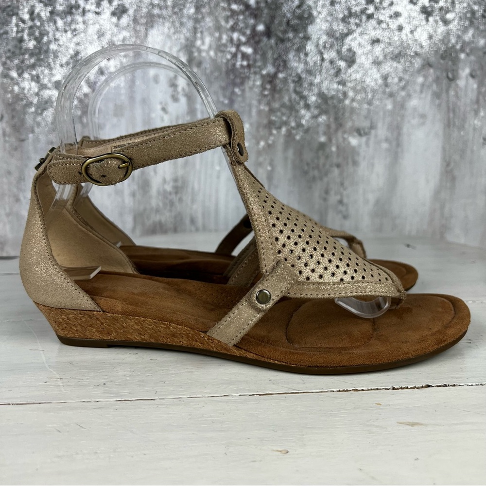 475suo Koolaburra by Ugg Briona shimmer light gold sandals womens size 7…